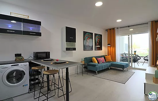 Apartamento moderno completamente renovado con vistas al canal