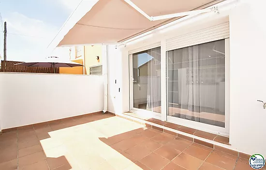 EMPURIABRAVA: Maison neuve avec deux chambres, terrasse et garage à vendre