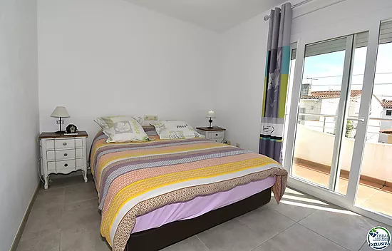 EMPURIABRAVA: Casa nueva con dos dormitorios, patio y garaje en venta