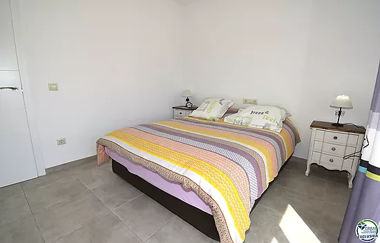 EMPURIABRAVA: Casa nueva con dos dormitorios, patio y garaje en venta