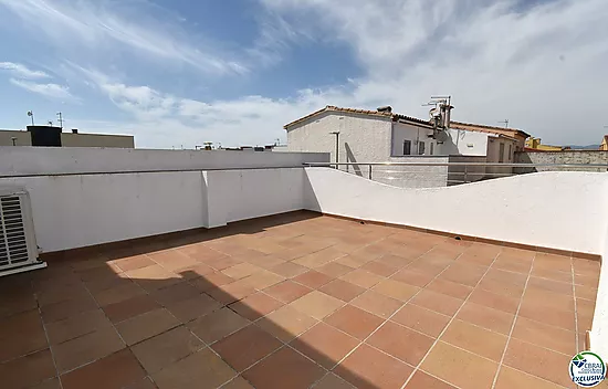 EMPURIABRAVA: Maison neuve avec deux chambres, terrasse et garage à vendre