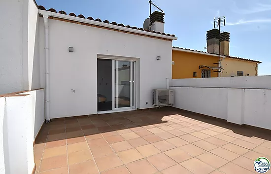 EMPURIABRAVA: Maison neuve avec deux chambres, terrasse et garage à vendre