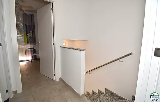 EMPURIABRAVA: Maison neuve avec deux chambres, terrasse et garage à vendre