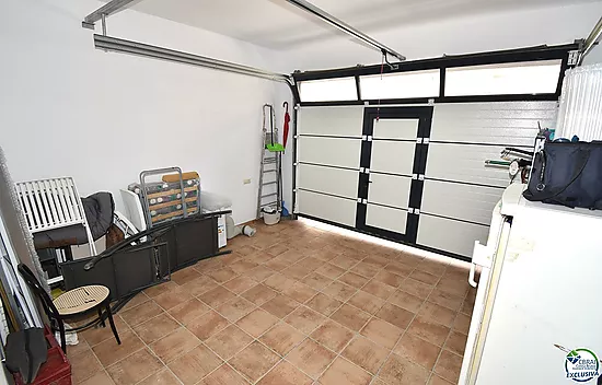 EMPURIABRAVA: Maison neuve avec deux chambres, terrasse et garage à vendre