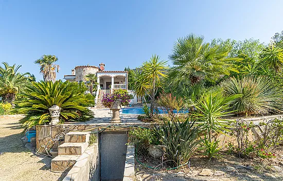 Magnifique maison avec vue mer et piscine à Mas Fumats