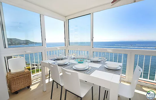 Stunning panoramic sea view apartment, renovated, parking included. A must see!