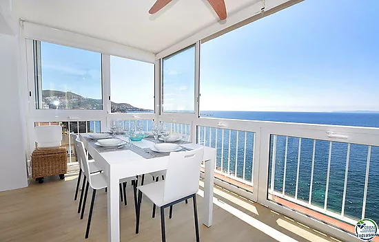 Stunning panoramic sea view apartment, renovated, parking included. A must see!
