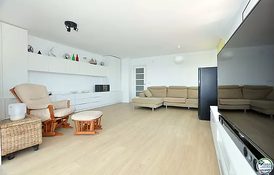 Impresionante apartamento con vistas panorámicas al mar, reformado, parking incluido. ¡Debes verlo!