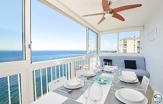 Stunning panoramic sea view apartment, renovated, parking included. A must see!