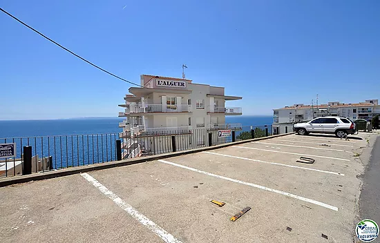 Stunning panoramic sea view apartment, renovated, parking included. A must see!