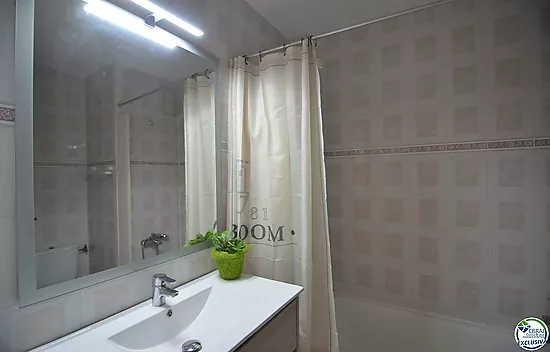 Apartamento de 3 dormitorios con amarre de 2,50x8 mts a Roses Santa Margarita