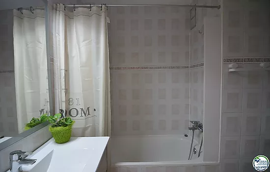 Apartamento de 3 dormitorios con amarre de 2,50x8 mts a Roses Santa Margarita