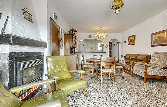 Casa adosada en Empuriabrava con 3 dormitorios, terraza y garaje