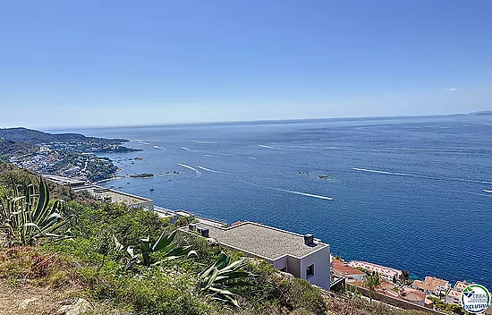 JOYAU DE 2 CHAMBRES AVEC PARKING AVEC VUE PANORAMIQUE SUR LA MER