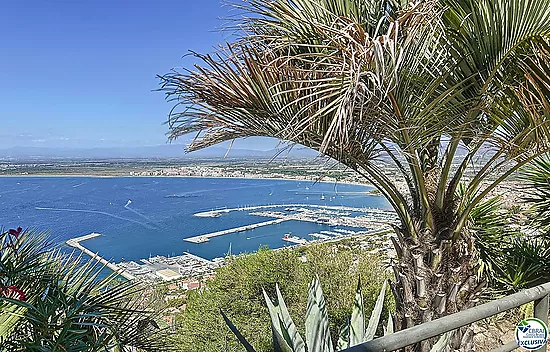 JOYAU DE 2 CHAMBRES AVEC PARKING AVEC VUE PANORAMIQUE SUR LA MER