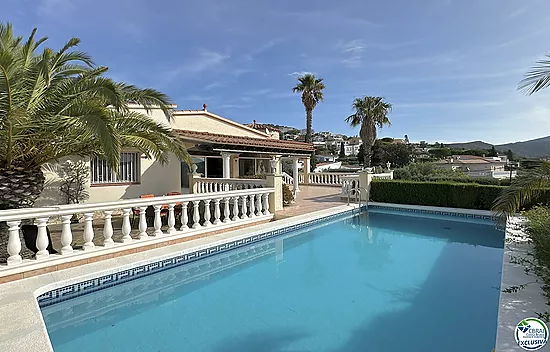 Villa con Vistas a la Bahía de Roses: Un Rincón de Serenidad y Belleza