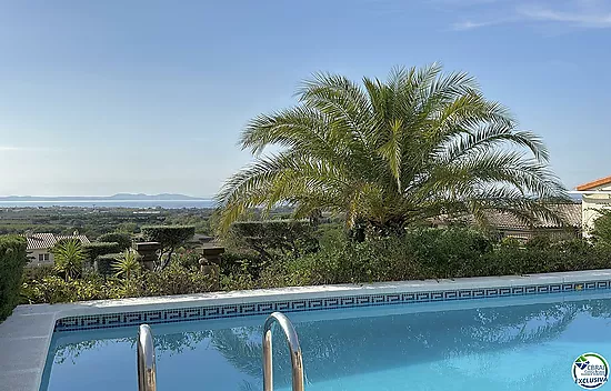 Villa avec Vue sur la Baie de Roses : Un Coin de Sérénité et de Beauté