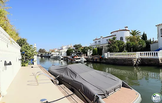 Spacious Villa on the canal with 12 m mooring, with guest flat