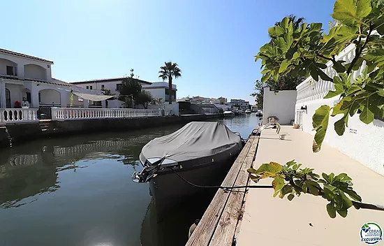 Spacious Villa on the canal with 12 m mooring, with guest flat