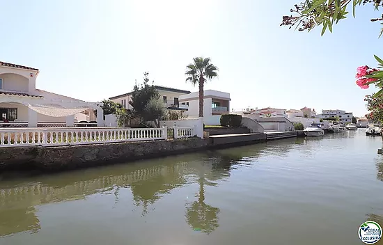 Spacious Villa on the canal with 12 m mooring, with guest flat