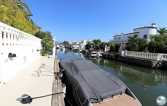 Spacious Villa on the canal with 12 m mooring, with guest flat