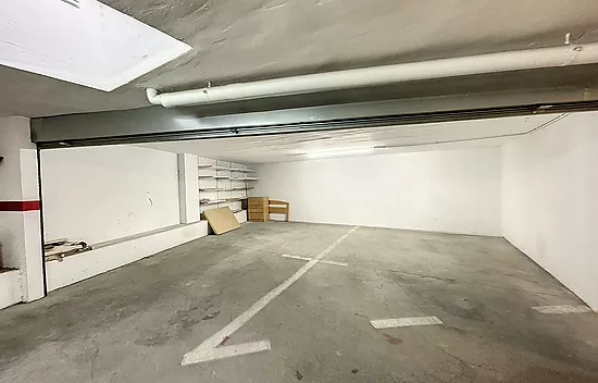 Very large and secure garage for 2 cars, in the center of Roses, nearly the beach