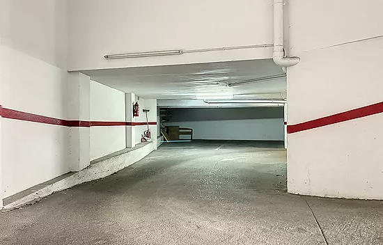 Very large and secure garage for 2 cars, in the center of Roses, nearly the beach