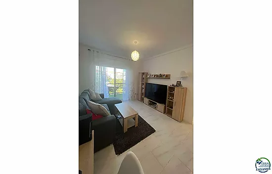 Appartement au grand Lac avec grande terrasse, amarre en location, piscine communautaire