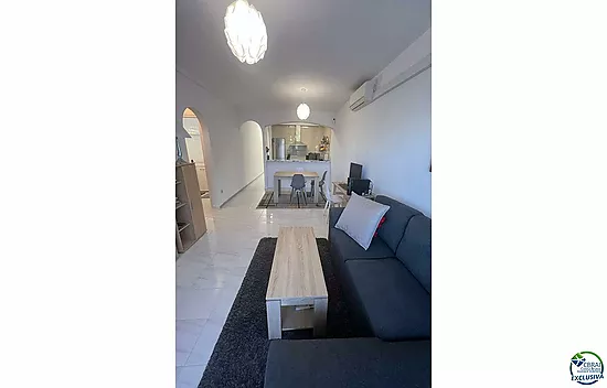 Appartement au grand Lac avec grande terrasse, amarre en location, piscine communautaire