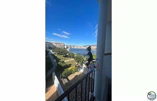 Appartement au grand Lac avec grande terrasse, amarre en location, piscine communautaire