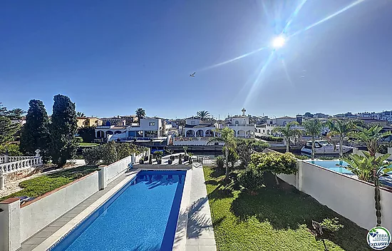 Splendid house on the canals of Empuriabrava