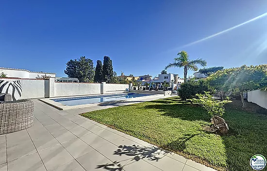 Splendid house on the canals of Empuriabrava