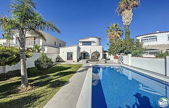 Splendid house on the canals of Empuriabrava