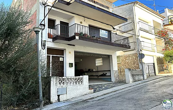 Appartement situé au centre du village avec grand garage.