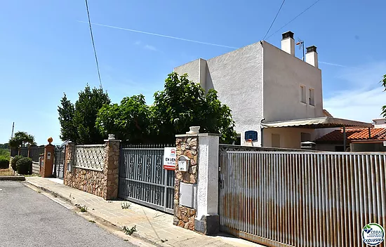 House with four bedrooms garden and swimming pool