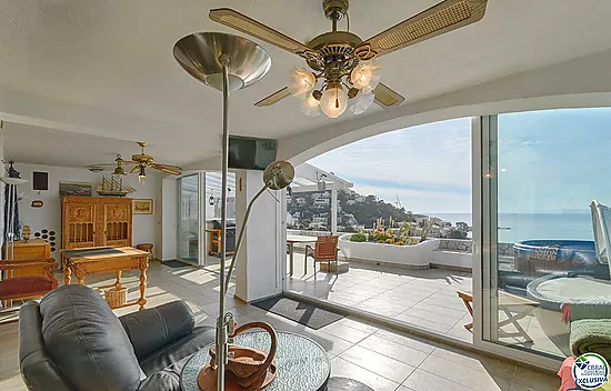 Large penthouse with superb sea views of the Bay of Roses