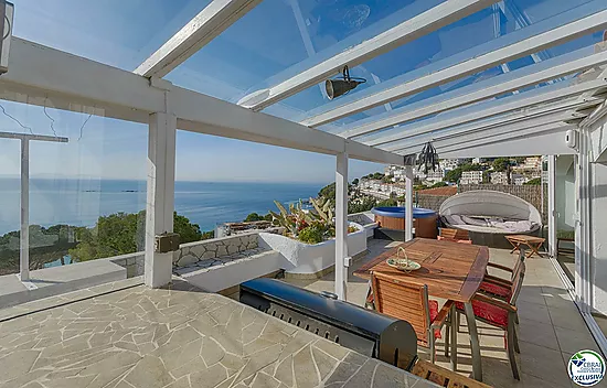 Large penthouse with superb sea views of the Bay of Roses