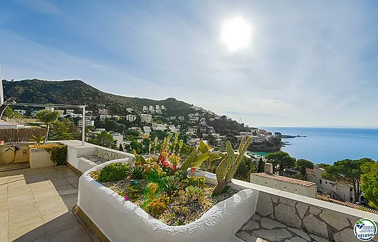 Large penthouse with superb sea views of the Bay of Roses