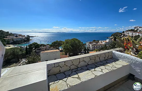 Large penthouse with superb sea views of the Bay of Roses