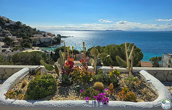 Large penthouse with superb sea views of the Bay of Roses