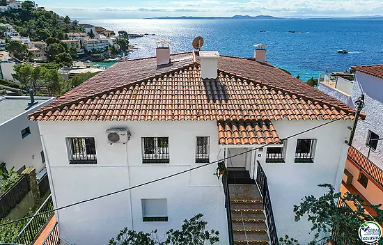 Large penthouse with superb sea views of the Bay of Roses