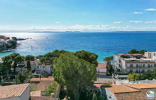 Large penthouse with superb sea views of the Bay of Roses