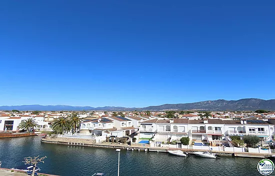 Bonito apartamento grande  cerca de la playa en venda y con vistas al canal