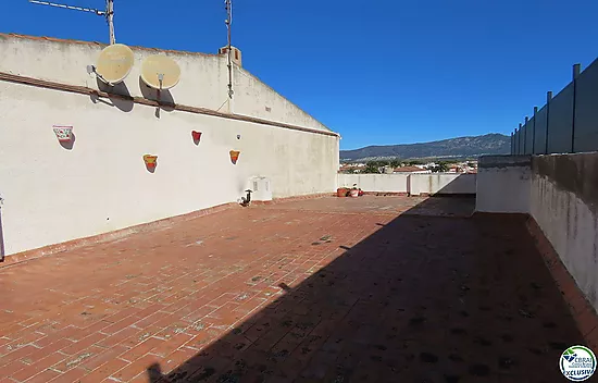 Bonito apartamento grande  cerca de la playa en venda y con vistas al canal