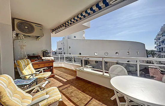 Magnificent 59 m2 apartment with a 10 m2 terrace with views of the canal and the sea