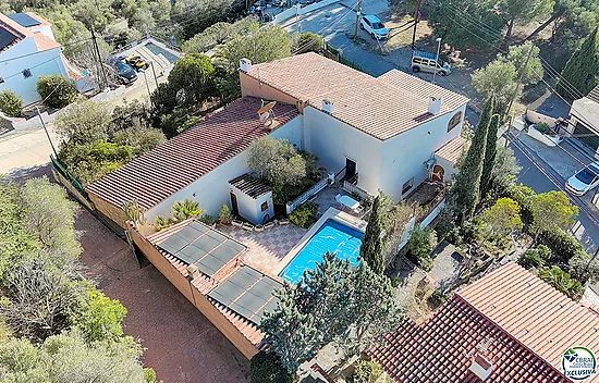 Casa independiente con piscina privada y vistas al mar