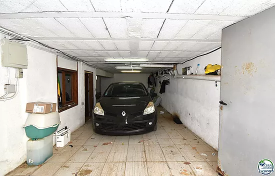 Private garage of 78 m3 with water and electricity