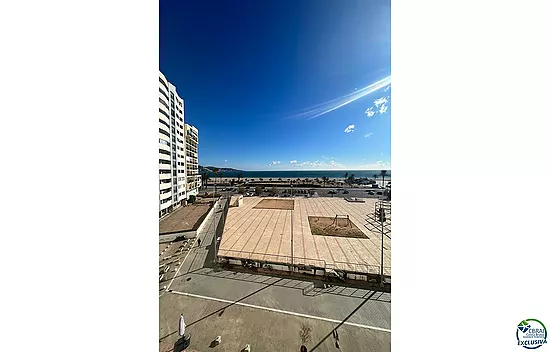 Precioso y moderno apartamento vacacional en Empuriabrava con vistas al mar en venta.