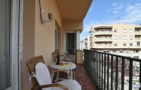 Apartment of 92 m2 and 8 m2 of terrace, located in the center of Roses.