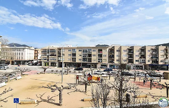 Apartment of 92 m2 and 8 m2 of terrace, located in the center of Roses.